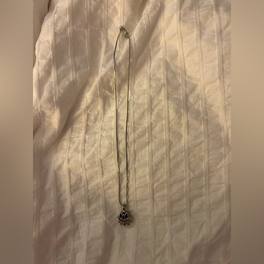 Women’s Silver Beachy Coastal Necklace W/ Pearl in Pendant